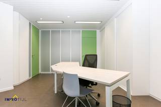 Op een uitstekende zichtlocatie, op de hoek van de Baasrode- en Poelstraat, bevindt zich dit zeer ruime handelspand (340 m²) met ruime parking.Via...