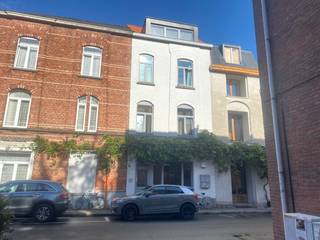 Laat je verrassen door deze lichtrijke studio in dit kleinschalig gebouw, bestaande uit vier wooneenheden. Het gebouw werd gerenoveerd in 2018 en is voorzien van alle comfort. Op wandelafstand van de supermarkt, bushalte, stadscentrum, ... De studio is gelegen op de derde verdieping en heeft volgende indeling: trap naar leefruimte met open keuken, ingemaakte kast, slaaphoek met apart toilet, douche en lavabo. Verwarming op CV gas, aparte meters. Er is geen lift en geen syndicus waardoor de maandelijkse kosten per maand zeer laag liggen! De studio is momenteel verhuurd, dus gegarandeerd rendement. Ook een uitstekende investering voor studerende kinderen of starters.