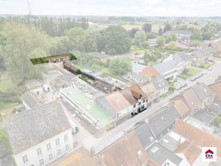 TOPingerichte, instapklare woning met handelsruimte op 1.150 m² in centrum Aarsele! Ligging: Commerciële ligging in het centrum van Aarsele, op...