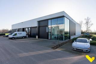 Deze bedrijfsunit met een totale oppervlakte van 244 m² bevindt zich op een strategische locatie met uitstekende zichtbaarheid. Het pand is...