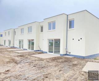 Welkom bij De Strandloper, een stijlvol en energiezuinig project op een toplocatie in Bredene!<br /><br /><span>Indeling van de woning:</span><strong> </strong><br /><strong>- Gelijkvloers:</strong> Tellerkast, ruime berging, lichtrijke en ruime living, terras, open keuken en gastentoilet.<br /><strong>- Op verdiep:</strong> nachthal, 3 slaapkamers, badkamer met lavabo en toilet.<br />Elke woning beschikt over een zuidgericht terras, ideaal om maximaal te genieten van zon en rust.<br />Elke woning beschikt over een parking vooraan het domein.<br /><br />Daarnaast wordt er sterk ingezet op energiezuinigheid en toekomstgericht wonen:<br />- Verwarming en koeling via lucht-lucht warmtepomp<br />- Energie-efficiënte technieken<br />- Fietsenstallingen voorzien op het domein<br /><br />De Strandloper biedt u de perfecte combinatie van rust, comfort en nabijheid van strand en natuur. Hier woont u in een aangename kustgemeente met vlotte bereikbaarheid en alle voorzieningen binnen handbereik.<br /><br /><strong>Bent u op zoek naar een eigentijdse vakantiewoning aan zee met doordachte indeling en zonnig terras?</strong><br />- De Strandloper in Bredene is een unieke kans.<br /><br />Neem vandaag nog contact op of plan een bezoek aan onze bemeubelde modelwoningen op Blekkaertstraat 50, Bredene aan Zee.<br />De Strandloper – Uw droom of investering aan zee - Verkoopkantoor ter plaatse op afspraak: info@yess-vastgoed.be / 050 33 59 03
