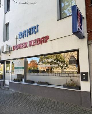 <strong>Instapklaar horecapand, jarenlang ingericht als succesvolle kebabzaak</strong><br /><br />In het hart van Houthalen, op een zichtlocatie met veel passage, bevindt zich dit handelspand van 43 m². Het pand werd jarenlang uitgebaat als kebabzaak en is daardoor uitstekend geschikt voor horecaconcepten, afhaalzaken of andere commerciële activiteiten die willen profiteren van een centrale ligging.<br /><br />Dankzij de compacte oppervlakte, de bestaande inrichting en de sterke commerciële omgeving is dit pand ideaal voor ondernemers die snel willen starten zonder grote verbouwingen.<br /><br /><strong>Kenmerken</strong>
<ul>
<li>43 m² handelsruimte</li>
<li>Centrale ligging in Houthalen</li>
<li>Veel passage en zichtbaarheid</li>
<li>Geschikt voor horeca, afhaal, broodjeszaak, snack, of andere handel</li>
<li>Mogelijkheid tot snelle opstart</li>
</ul>
<strong>Huurvoorwaarden</strong>
<ul>
<li>Huurprijs: € 1.100 / maand</li>
<li>Beschikbaar: onmiddellijk</li>
</ul>
Dit handelspand biedt een uitstekende opportuniteit voor wie een commerciële zaak wil starten op een toplocatie in Houthalen.<br /><br />📩 Interesse? Contacteer ons voor meer info of een bezichtiging via <strong>william@vastgoedtimmers.be</strong> of <strong>0494/10 21 64.</strong>