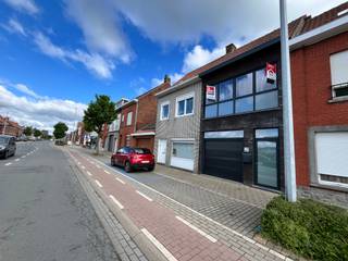 <p>Deze recent gerenoveerde en instapklare woning combineert hedendaags comfort met een praktische indeling en een uitstekende energiescore. Met conforme elektriciteit, een asbestveilig attest, 3 volwaardige slaapkamers en de mogelijkheid tot een 4de kamer, is dit een ideale gezinswoning waar u zonder zorgen meteen uw intrek kunt nemen.</p>

<h3>INDELING</h3>

<p><strong>Gelijkvloers</strong><br />Inkomhal met gastentoilet – lichtrijke leefruimte met open, volledig uitgeruste keuken – garage – terras en tuin.</p>

<p><strong>Eerste verdieping</strong><br />Nachthal – 3 slaapkamers, waarvan 1 met dressing – stijlvolle badkamer (met bad en douche)– toilet.</p>

<p><strong>Tweede verdieping</strong><br />Vaste trap naar de zolderverdieping waar een ruime 4de slaapkamer mogelijk is.</p>

<h3>EXTRA TROEVEN</h3>

<ul><li>Conforme elektriciteit</li><li>Asbestveilig</li><li>Plat dak vernieuwd in 2025</li><li>Boiler van 2021</li><li>Gunstig EPC</li><li>Instapklaar</li><li>Mogelijkheid tot 4 slaapkamers</li></ul>

<p>Een verzorgde woning met ruimte, comfort en moderne voorzieningen, ideaal voor gezinnen of wie op zoek is naar een instapklare thuis met extra mogelijkheden.</p>