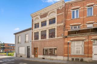 Dit is een vanaf prijs, startend vanaf € 139.000! Ontdek deze unieke opportuniteit in het hart van Tienen!<br />Deze rijwoning met uitzonderlijk veel potentieel is de ideale kans voor wie op zoek is naar een renovatieproject. De woning werd reeds volledig gestript, waardoor je meteen kan starten met het realiseren van jouw eigen woonvisie of investeringsproject.<br />Het pand beschikt over drie volwaardige verdiepingen en biedt de mogelijkheid om in te delen tot maar liefst vijf slaapkamers. Gelegen op een gunstige locatie in Tienen, geniet je hier van een uitstekende bereikbaarheid. De Op korte afstand van de stadskern, gezellige horecazaken, scholen en winkel, allemaal vlot te voet bereikbaar.<br />Met zijn sterke structuur, flexibele indelingsmogelijkheden en aantrekkelijke prijszetting is dit een buitenkans!<br /><br />