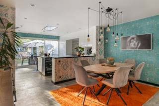 Welkom in deze verrassend ruime en volledig gerenoveerde (2017) woning, gelegen in de gezellige Groenenhoek, een geliefde en gezinsvriendelijke woonwijk in Berchem. Hier geniet u van een rustige, gemoedelijke buurt met alle voordelen van het stadsleven binnen handbereik.<br />De ligging combineert een aangename woonomgeving met een uitstekende bereikbaarheid. Scholen, buurtwinkels, supermarkten en openbaar vervoer bevinden zich vlakbij, terwijl ook het centrum van Antwerpen en de belangrijkste invalswegen vlot bereikbaar zijn. Voor een ontspannende wandeling of een moment in het groen liggen het Boekenbergpark en het Brilschanspark op korte afstand.<br /><br />Deze voormalige bakkerij werd in 2017 grondig gerenoveerd en omgevormd tot een comfortabele, energiezuinige woning waar ruimte, hedendaagse technieken en een praktische indeling centraal staan.<br /><br />Indeling van de woning:<br />Via de inkomhal met vestiaire en gastentoilet betreedt u de woning. Hier bevindt zich eveneens de ruime personenlift, die het gelijkvloers met de twee bovenliggende verdiepingen verbindt en zo extra comfort biedt voor personen met een beperkte mobiliteit.<br />De royale leefruimte is opgedeeld in een gezellige tv-hoek aan de voorzijde en een ruime eetkamer met aansluitend de open leefkeuken achteraan.<br />De keuken vormt het hart van de woning en is uitgerust met talrijke opbergkasten en alle nodige toestellen. Een echte blikvanger is het vijfpits inductiefornuis met verschillende ovens en een warmhoudvak. In de bergkasten zijn bovendien aansluitingen voorzien voor een wasmachine en droogkast.<br />Vanuit de eetkamer en keuken geniet u van een aangename verbinding met de stadstuin, die via de leefruimte rechtstreeks toegankelijk is.<br /><br />Eerste verdieping:<br />Op de eerste verdieping bevinden zich twee ruime slaapkamers.<br />De slaapkamer aan de achterzijde beschikt over een eigen dressing en toegang tot een aangenaam terras. De tweede slaapkamer is eveneens ruim en beschikt over een praktische bergruimte.<br />De comfortabele badkamer is uitgerust met een luxueus jetstreambad, een grote inloopdouche en een badkamermeubel. Op de nachthal bevindt zich een afzonderlijk toilet.<br /><br />Tweede verdieping:<br />Via de trap of lift bereikt u de tweede verdieping, waar zich nog eens twee ruime kamers bevinden.<br />De grootste kamer, gelegen aan de achterzijde, biedt verschillende mogelijkheden. Dankzij de reeds aanwezige aansluitingen kan hier een tweede badkamer of zelfs een kitchenette worden ingericht. Bovendien bestaat de mogelijkheid om een ruim terras te creëren.<br />De vierde slaapkamer bevindt zich aan de voorzijde.<br />Deze verdieping leent zich uitstekend voor opgroeiende kinderen, een thuiswerkplek of een meer zelfstandige woonruimte voor een inwonend familielid.<br /><br />Buitenruimte:<br />De zuidoostgerichte stadstuin vormt een aangename plek om in alle rust van het buitenleven te genieten.<br />Het terras van ca. 20 m² biedt voldoende ruimte voor een gezellige lounge- of eethoek. De fraaie muurbekleding creëert een verrassend gevoel van diepte en een panoramische uitstraling.<br />Achteraan bevindt zich bovendien een praktisch tuinhuis voor extra bergruimte.<br /><br />Kelder:<br />De woning is volledig onderkelderd. Via een doorgang onder de trap bereikt u de droge kelderverdieping, waar zich de nutsmeters en technische installaties bevinden. Daarnaast biedt deze verdieping bijzonder veel opslagruimte.<br />Parkeren: <br />Dit kan op de openbare parkeerplaatsen in de straat. Bovendien bestaat de mogelijkheid om de huurovereenkomst van een nabijgelegen garagebox over te nemen.<br /><br />Troeven van de woning:<br />- Volledig gerenoveerd in 2017, inclusief energetische verbeteringen<br />- Vier ruime slaapkamers<br />- Personenlift van het gelijkvloers tot de tweede verdieping<br />- Geschikt voor personen met een beperkte mobiliteit<br />- Uitstekend energiezuinig A-label<br />- 18 zonnepanelen met certificaten<br />- Volledig geïsoleerde gebouwschil<br />- Vloerverwarming en condensatieketel<br />- Domoticasysteem voor extra comfort<br />- Royale leefruimte met open leefkeuken<br />- Luxueuze badkamer met jetstreambad en inloopdouche<br />- Mogelijkheid tot tweede badkamer of kitchenette<br />- Zuidoostgerichte stadstuin met terras<br />- Volledig onderkelderd<br />- Mogelijkheden voor kangoeroewonen, onder voorbehoud van de nodige stedenbouwkundige toelatingen<br />- Rustige en centrale ligging in de Groenenhoek<br /><br />Kortom:<br />Deze woning biedt veel meer dan een klassieke gezinswoning. De combinatie van vier slaapkamers, een lift over alle verdiepingen, een hoogwaardige energetische renovatie en een aangename stadstuin maakt dit pand bijzonder veelzijdig.<br />Ideaal voor gezinnen die ruimte en comfort zoeken, maar ook voor wie levensloopbestendig wil wonen of verschillende generaties onder één dak wil samenbrengen.<br />Een instapklare en toekomstgerichte woning waar energiezuinigheid, ruimte en wooncomfort perfect samenkomen. <br /><br />Overtuig uzelf tijdens een bezoek ter plaatse!