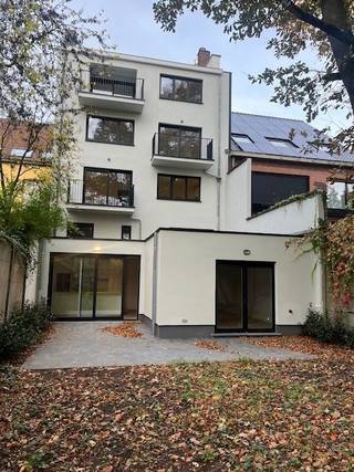 Ga naar de website van de makelaar <br />makelaarshuys.be en schrijf u in bij het pand te huur voor de bezoekdag op woensdag 28/9/2026.<br /><br />Huurprijs 2200€/maand <br />50 euro : kost algemene delen<br />exclusief EGW+internet.<br /><br />Dit prachtige duplex- appartement (142m²) met grote tuin gelegen in de geliefde Patijntjestraat te Gent is onlangs gerenoveerd in 2025 en voldoet aan alle vereisten voor een comfortabel en modern verblijf. Gelegen in het hart van de stad, biedt dit appartement een geweldige uitvalsbasis. <br /><br />Het appartement beschikt over alle nodige voorzieningen, waaronder een volledig uitgeruste open keuken, een ruime woonkamer, 4 comfortabele slaapkamers en 3 moderne badkamers, een extra wasberging en opbergruimte. De renovatie heeft gezorgd voor een frisse en eigentijdse uitstraling, met smaakvolle inrichting en hoogwaardige afwerkingen. <br />Er is ook een fietsenberging met code klavier.<br /><br />Cv op aardgas: radiatoren <br />Gunstig epc :78A<br />Zonnepanelen<br />laadpaal elektrische wagen<br />Mogelijkheid tot het huren van 2 garageplaats(en) 100€/maand per parkeerplaats.<br /><br />Dankzij de gunstige ligging zijn alle populaire bezienswaardigheden, restaurants, winkels, scholen openbaar vervoer,... vlot te bereiken, tevens vlotte verbindingen. nabij de Blaarmeersen en station Gent-Sint-Pieters.<br /><br />Mogelijkheid tot het huren van een garageplaats(en) 100€/maand. <br /><br />Meer info of graag een ander bezoekmoment inplannen : <br /><br />sofie@makelaarshuys.be 0468 24 65 84