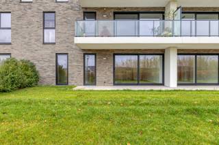 Dit instapklaar appartement met 2 slaapkamers, terras en tuin is gelegen in de Stadstuin in de residentie Cronus. Het appartement is volledig afgewerkt, geschilderd, met armaturen,... Extra pluspunt: zonnepanelen inbegrepen. De indeling van het appartement is als volgt: inkomhal met vestiaire, bergruimte, toegang tot de open eet- en leefruimte met daar de volledig ingerichte open keuken (vaatwas, spoelbak, kookplaat, dampkap, oven, frigo en kastruimte). Aan de leefruimte geeft de deur naar de nachthal toegang tot de 2 slaapkamers, de badkamer met inloopdouche en lavabo, en een apart toilet met lavabo. Het appartement heeft via een ruim schuifraam teogang tot het terras en de privatieve tuin. Het appartement is te bezoeken na afspraak met Margaux via margaux@vestadevelopment.be of telefonisch op het nummer 0468 144 407. Op basis van jouw wensen stellen we graag ook alternatieven voor, die zich bijvoorbeeld bevinden op een hoger gelegen verdieping.