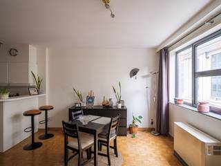Move-in ready 1-bedroom apartment near Zuid<br /><br />Within walking distance of Zuid, De Krook and the Wintercircus, this well-maintained one-bedroom apartment enjoys an excellent location in Ghent. The apartment is in good condition and ready to move in, making it ideal both for private occupancy and as an investment opportunity.<br /><br />The bright living area with open kitchen offers comfortable and practical living space. In addition, the apartment features a full-sized bedroom and a functional bathroom. Thanks to its central location, shops, restaurants, public transport and several cultural hotspots are all nearby.<br /><br />An ideal opportunity for young professionals or investors looking for a hassle-free apartment in a prime location.