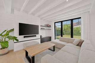 Gelegen in een recente verkaveling in het bruisende Knokke-Heist bevindt zich deze exclusieve villa uit 2019. Deze moderne BEN-woning (Bijna-Energieneutraal) combineert een uitzonderlijk gunstig EPC A (48 kWh/m²) met een hoogwaardige afwerking en een zee aan ruimte. De ligging is ideaal voor wie houdt van comfort en bereikbaarheid, met het strand, openbaar vervoer, scholen en diverse winkels in de directe nabijheid. Dit is de perfecte match voor gezinnen die op zoek zijn naar een instapklare, toekomstgerichte thuis aan de Belgische kust.<br /><br />De inkomhal met vestiaire en gastentoilet leidt naar de lichtrijke leefruimte met zit- en eetplaats en een bureau. Koken gebeurt in de volledig ingerichte open keuken, met aansluitend een bijkeuken/wasplaats en berging. De ruime garage heeft een elektrische poort en de oprit biedt extra parkeergelegenheid. Buiten geniet u van de zonnige tuin met overdekt terras.<br /><br />Op de eerste verdieping biedt de nachthal toegang tot twee slaapkamers, een badkamer met bad en douche, en de master bedroom met dressing en ensuite badkamer. Via een vaste trap bereikt u de tweede verdieping, nu ingericht als tweede leefruimte en berging. Deze etage is eenvoudig om te bouwen tot twee extra slaapkamers en een badkamer, wat de mogelijkheid biedt tot maar liefst vijf slaapkamers in deze hoogwaardig afgewerkte villa.<br /><br />Uniek aanbod voor wie op zoek is naar een ruime villa te Knokke-Heist!<br /><br />Wenst u meer informatie of een bezoek? Contacteer Arne via 0493 25 35 85 <br /><br />Bestuursmaatregelen in het maatregelenregister: nee