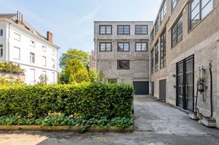 Unieke vastgoedinvestering op toplocatie in Brugge<br /><br />Op een bijzonder gunstige locatie aan de Gistelse Steenweg in Sint-Andries, op wandelafstand van de Smedenpoort en het historische centrum van Brugge, bevindt zich dit veelzijdige vastgoedcomplex op een site van ca. 1.431 m². De eigendom maakt deel uit van een patrimoniumvennootschap en wordt aangeboden via overname van de vennootschap. Het geheel vormt een interessante combinatie van wonen en bedrijvigheid en omvat zes ruime loftappartementen, drie magazijnen, drie garageboxen en acht parkeerplaatsen.<br /><br />De zes loftappartementen hebben samen een bewoonbare oppervlakte van ca. 939 m² en variëren van ca. 115 tot 193 m². Ze onderscheiden zich door hun royale volumes, hoge plafonds en karaktervolle architecturale elementen. Zichtbare spanten en open structuren verwijzen naar het industriële verleden van de site, waar zich vroeger een suikerraffinaderij bevond. De appartementen beschikken over EPC-label B of C en combineren een uitgesproken karakter met een hedendaagse wooninvulling.<br /><br />Het commerciële luik bestaat uit drie magazijnen met een gezamenlijke oppervlakte van ca. 620 m², variërend van ca. 100 tot 270 m². De combinatie van ruime residentiële entiteiten en multifunctionele bedrijfsruimtes zorgt voor een veelzijdig vastgoedcomplex met verschillende gebruiks- en verhuurmogelijkheden.<br /><br />Als bijkomende troef beschikt het geheel over drie garageboxen en acht parkeerplaatsen, rechtstreeks voor het gebouw gelegen. Deze ruime parkeermogelijkheden vormen een aanzienlijke meerwaarde op deze centrale locatie en bieden bijkomende mogelijkheden voor verhuur of eigen gebruik.<br /><br />Ook de ligging weet te overtuigen. De Gistelse Steenweg is één van de belangrijke invalswegen naar Brugge en staat garant voor een vlotte bereikbaarheid van zowel het stadscentrum als de omliggende gemeenten en belangrijke verbindingswegen. Tegelijk bevinden de Smedenpoort en de historische binnenstad zich op wandelafstand. Winkels, horeca, openbaar vervoer en tal van andere voorzieningen bevinden zich in de onmiddellijke omgeving.<br /><br />Een karaktervol en veelzijdig vastgoedcomplex met een sterke ligging, bestaande huuropbrengsten en bijkomend potentieel. Een bijzonder interessante opportuniteit voor investeerders die op zoek zijn naar een vastgoed met schaal, meerdere functies en verschillende inkomstenstromen, op een boogscheut van de Brugse binnenstad.<br /><br />Interesse in deze eigendom? Contacteer Beau via 0470 54 16 27 of via beau@waeyler.be