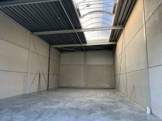 Strategisch gelegen nieuwbouw KMO-unit van 210 m² te huur op de voormalige site van "Genk Hout" op de industriezone Genk-Noord en vlakbij op- en...