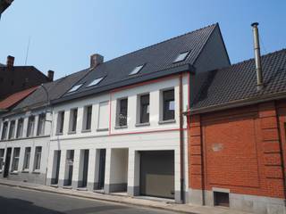 <strong>Gezellig appartement van 74 m² met 2 slaapkamers in centrum Tielt!<br />Bezoek enkel mogelijk door onderstaande link volledig en correct in te vullen: </strong>https://mijnhuurprofiel.be/property/a4b0e6a7-927f-445a-8c97-9ece36219f11<br /><br />Ligging: Centrum Tielt. Op wandelafstand van de markt, bakker, bank, slager, openbaar vervoer enz.<br /><br />Dit appartement is gelegen op de eerste verdieping en is te bereiken met een lift.<br /><br />Indeling: We komen binnen in het appartement en hebben onmiddellijk toegang tot de woonkamer met open keuken (5 m op 6 m). Dit appartement beschikt over hoge plafonds alsook grote raampartijen waardoor er veel natuurlijke lichtinval is. Vanuit de living kunnen we naar het balkon. Hier hebben we een mooi zicht op de Sint-Pieterskerk. De keuken is ingericht met een keramische kookplaat, dampkap, oven, microgolfoven, dubbele spoelbak, koelkast met diepvriesvak en voorziening voor een vaatwasmachine. Bij de keuken is er een handige berging van 1,8 m op 1,9 m met voorziening voor wasmachine en droogkast. Vervolgens hebben we een apart toilet met handenwasser. Daarnaast is er de badkamer afgewerkt met een ligbad en een enkelvoudige lavabo met spiegel. In dit appartement zijn er twee slaapkamers van respectievelijk 2,1m op 3,9 m en 3,4 m op 3,9 m. Tot slot hebben we bij dit appartement een autostaanplaats alsook een privatieve kelderberging.<br /><br />Pluspunten:<br />- Centrum ligging;<br />- Zeer energiezuinig appartement;<br />- Privatieve kelderberging en staanplaats.