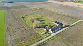 Deze landelijk gelegen eigendom heeft een oppervlakte van 6474 m² en bestaat uit: inkomhal - living - keuken - berging - wasplaats - toilet - badkamer - 3 slaapkamers - ruime opslagruimte.