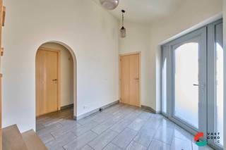 Goed onderhouden gezinswoning met 3 slaapkamers op een zeer goede locatie dicht bij centrum van Hechtel en in een rustige wijk. Deze woning gebouwd in 1995 biedt 3 slaapkamers, ruimtelijke living die direct in verbinding staat met de keuken en het terras. Door de gelijkvloerse badkamer en slaapkamer is dit een levensloopbestendige woning waar je met gemak vele jaren kunt vertoeven. Wat de locatie van deze woning zo uniek maakt is hoe deze gelegen is tussen Eindhoven en Hasselt, met een vlotte aansluiting op de belangrijkste verbindingswegen. <br /><br />De indeling van de woning is als volgt: <br />GELIJKVLOERS: <br />- INKOMHAL<br />- TOILET<br />- LIVING <br />- EETKAMER<br />- KEUKEN<br />- NACHTHAL<br />- SLAAPKAMER<br />- WASRUIMTE/BERGRUIMTE<br />- GARAGE<br /><br />EERSTE VERDIEPING:<br />- OVERLOOP<br />- SLAAPKAMER 2<br />- SLAAPKAMER 3<br />- BERGING<br />- DRESSING<br /><br />KELDER:<br />- BERGING EN CV RUIMTE <br /><br />TUIN en BUITEN<br />- TERRAS<br />- OPRIT<br />- OMHEIND<br /><br />BELANGRIJKE TROEVEN:<br />- Geen renovatieverplichting <br />- Parketvloer in de living <br />- Inpandige garage met kelder <br />- Levensloopbestendig <br />- Zeer goede staat van onderhoud <br />- EPC: C 252 kWh/ (m² jaar)<br />- 206 m² bruikbaar oppervlakte<br />- Geen asbest aanwezig <br />- Gezellige buurt met goed onderling contact