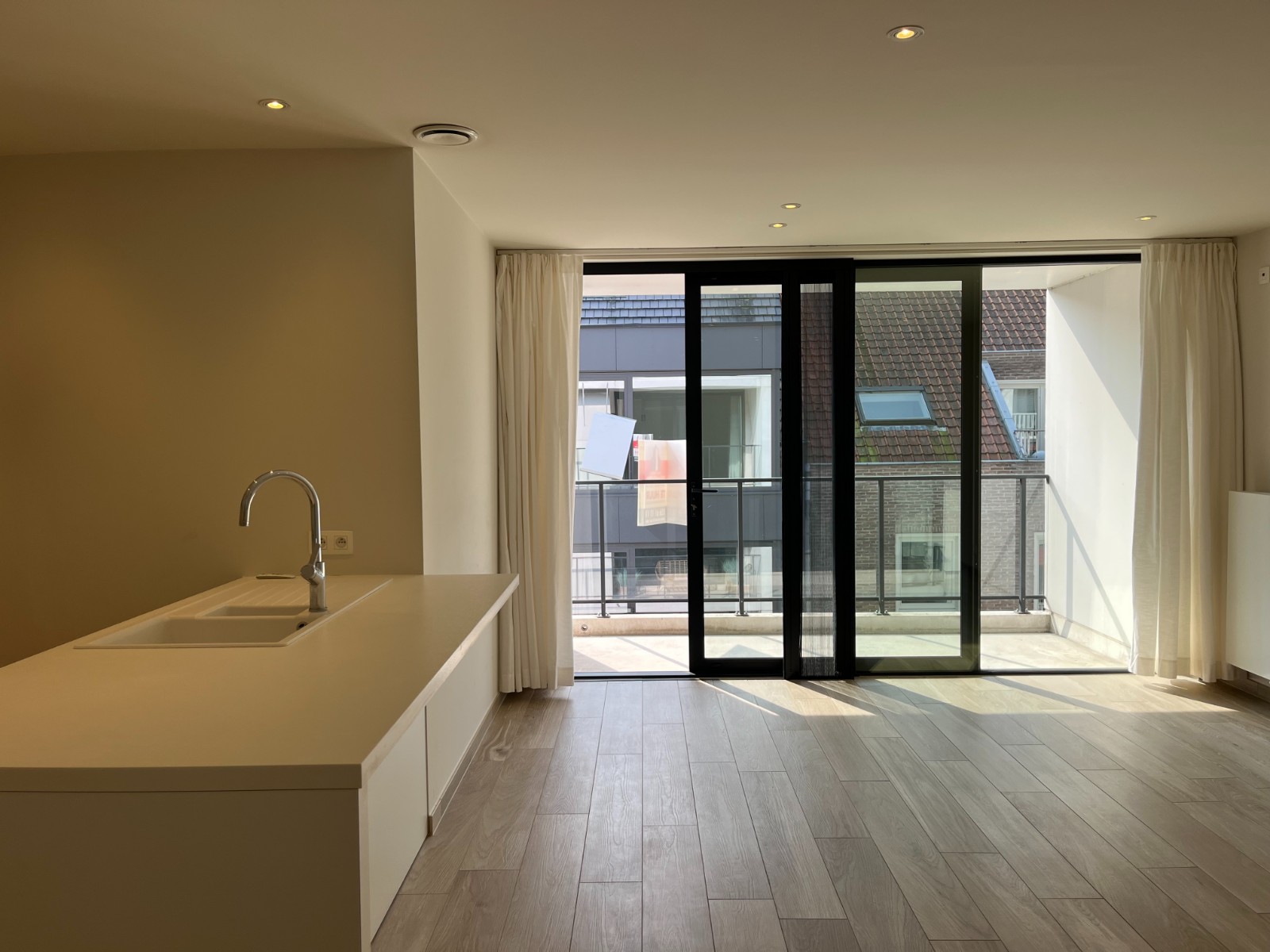 Gezellig en lichtrijk appartement met 2 slaapkamers, terras en staanplaats in hartje Waregem - photo 5