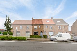 <p>Deze woning bevindt zich langs de Brugse Steenweg in Veurne, op een gunstige locatie vlakbij winkels, scholen, supermarkten en het station van Veurne.</p>
<p><strong>Indeling: </strong></p>
<p>Bij het binnenkomen kom je terecht in de inkomhal met traphal. Aansluitend bevindt zich de lichtrijke leefruimte met eetplaats. Achteraan vind je de keuken, uitgerust met een oven, kookfornuis, enkele spoelbak en dampkap. Naast de keuken ligt een veranda die uitkijkt op de koer en de tuin. Op het gelijkvloers is er bovendien een apart toilet en ene praktische berging onder de trap.</p>
<p> </p>
<p>De eerste verdieping omvat twee slaapkamers en een badkamer met ligbad en enkele wastafel. Via de tweede slaapkamer bereik je de tweede verdieping, waar zich een derde slaapkamer en een bijkomende bergruimte bevinden.</p>
<p>Buiten kun je genieten van een gezellige koer en een onderhoudsvriendelijke tuin.</p>
<p><strong>Troeven:</strong></p>
<ul><li>Energiezuinig: EPC C</li><li>3 slaapkamers</li><li>Diverse renovatiewerken in 2025</li></ul>
<p><strong>De woning onderging in 2025 diverse kwalitatieve renovatiewerken. </strong><br /> </p>
<p>Interesse in deze woning? Neem gerust contact met ons op via 058 31 58 58.</p>