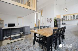 Recent, ruim appartement met uniek karakter in centrum Diksmuide!<br /><br />Dit appartement, gerenoveerd in 2023 bevindt zich in de stadskern en beschikt over een verrassend ruime leefruimte met hoge plafonds, grote raampartijen en een mezzanine. De open keuken sluit hier mooi op aan en is volledig uitgerust met Siemens-toestellen.<br /><br />Op deze verdieping bevinden zich daarnaast 1 tot 2 slaapkamers, een badkamer met douche, lavabo en toilet; een technische ruimte en een balkon met prachtig vergezicht. Via de leefruimte is er eveneens verbinding met de twee zolderkamers, die bijkomende mogelijkheden bieden.<br /><br />De overige twee slaapkamers bevinden zich op de bovenverdieping. Eén van beide geeft rechtstreeks toegang tot de vierde slaapkamer, wat bijvoorbeeld interessant kan zijn als kinderkamer met aansluitende hobby- of studieruimte.<br /><br />Een bijzondere troef van dit appartement is de ruime gemeenschappelijke binnenplaats van 1.376 m², een uitzonderlijke buitenruimte midden in de stad. Daarnaast beschikt het appartement over een privatief keldergedeelte met individuele meters.<br /><br />Een appartement met een uitgesproken karakter, verrassend veel mogelijkheden en een bijzondere combinatie van ruimte en buitenruimte in het hart van de stad.<br /><br />De vermelde prijs is een richtprijs. Elk bod wordt voorgelegd aan de eigenaar, die het recht behoudt dit te aanvaarden of te weigeren.<br /><br />Neem een voorsprong en vraag uw gratis, vrijblijvende waardebepaling aan via: www.residentievastgoed.be/gratisonlineschatten<br /><br />EPC: 110 kWh/m² B-label | Ref.: DI00083