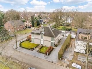 Ontdek deze ruime gezinswoning van 268m² met vier slaapkamers en twee badkamers.=> LocatieRustige ligging in een aangename woonomgeving met vlotte...