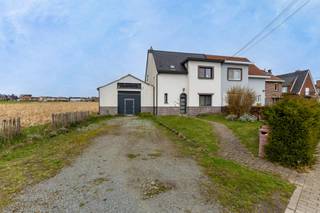 Immo Pické biedt U deze rustig en gunstig gelegen woning aan, nabij diverse winkels, openbaar vervoer en een belangrijke verbindingswegen. Deze...