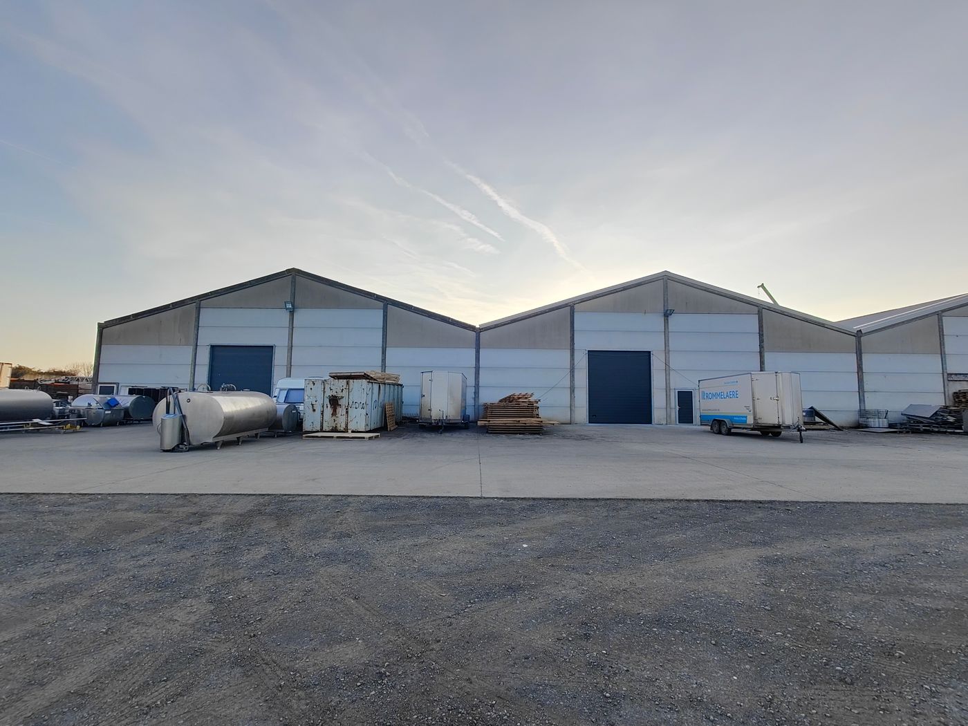 Logistiek magazijn van 1.200 m² met kantoren en laadkade in Gistel - photo 4