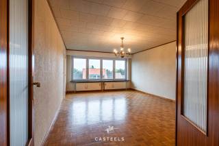 Dit ruime appartement met lift bevindt zich op de vijfde en tevens hoogste verdieping van een appartementsgebouw aan de Frans van Ryhovelaan in Gent, op korte afstand van de Bloemekenswijk.<br /><br />Met een oppervlakte van ongeveer 95 m² beschikt het appartement over een aangename indeling en twee bijzonder ruime slaapkamers van elk ongeveer 19 m². Eén van de slaapkamers geeft toegang tot een klein terras. Verder zijn er een leefruimte, keuken, badkamer en afzonderlijk toilet. Het gebouw dateert van 1965 en is voorzien van een lift.<br /><br />Het appartement werd doorheen de jaren steeds met zorg onderhouden en bevindt zich in een verzorgde staat. Hoewel de inrichting op bepaalde vlakken wat gedateerd is, vormt het appartement een uitstekende basis om met enkele gerichte opfrissingswerken een aangename en hedendaagse woonomgeving te creëren.<br /><br />Een belangrijke troef is het gunstige EPC-label B, mede dankzij de dubbele ruiten waardoor er geen energetische renovatieverplichting van toepassing is. De badkamer kan vernieuwd worden en met enkele schilderwerken krijgt het appartement al snel een frisse uitstraling. Ook de keuken kan eventueel gemoderniseerd worden, afhankelijk van de persoonlijke voorkeur.<br /><br />Dankzij de goede onderhoudsstaat en de gunstige energiescore kan het appartement met relatief beperkte ingrepen op korte termijn opnieuw bewoond of verhuurd worden.<br /><br />Een ruim en verzorgd appartement op de hoogste verdieping, met twee grote slaapkamers, een gunstig EPC en heel wat mogelijkheden voor zowel eigen bewoning als investering.