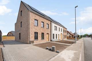 Deze energiezuinige nieuwbouwwoning geniet van een uitstekende ligging in het hart van Weelde. Gelegen in een rustige en kindvriendelijke omgeving, bevindt u zich op wandelafstand van winkels, scholen en openbaar vervoer. Hier combineert u comfortabel wonen met alle dagelijkse voorzieningen binnen handbereik.<br /><br />Indeling:<br />Via de inkomhal met apart gastentoilet betreedt u de woning. De lichtrijke leefruimte biedt voldoende plaats voor een gezellige zit- en eethoek en sluit naadloos aan op de volledig ingerichte open keuken. Deze is uitgerust met hedendaagse kwaliteits- en comforttoestellen en vormt het centrale hart van de woning. Aansluitend bevindt zich een bijzonder ruime wasplaats/berging.<br /><br />Op de eerste verdieping vindt u drie volwaardige slaapkamers en een stijlvolle badkamer, uitgerust met een inloopdouche, ligbad en een dubbele wastafel met badkamermeubel. Daarnaast is er op de nachthal een afzonderlijk toilet voorzien.<br /><br />De tweede verdieping is bereikbaar via een vaste trap en biedt een grote polyvalente ruimte met tal van mogelijkheden. Deze verdieping kan perfect ingericht worden als extra slaapkamer(s), bureau, hobbyruimte of ontspanningsruimte. Hier bevinden zich tevens de technische installaties, waaronder de warmtepomp en het ventilatiesysteem.<br /><br />Ook buiten is de woning volledig afgewerkt. De tuin is ingezaaid met gras en zowel het terras als de oprit zijn reeds volledig aangelegd, zodat u meteen kunt genieten van uw nieuwe thuis.<br /><br />De vermelde prijs is exclusief notariskosten en exclusief 21% btw op het grond- en constructieaandeel.<br /><br />Troeven:<br />*Vergunning voorziet reeds in de mogelijkheid tot het bouwen van een carport tegen de woning<br />*Energiezuinige nieuwbouwwoning (E22)<br />*Vloerverwarming<br />*Warmtepomp<br />*8 zonnepanelen<br />*Uitstekende centrumligging, op wandelafstand van winkels, scholen en openbaar vervoer