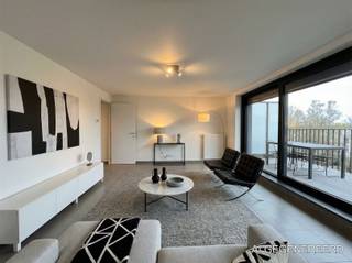 <p><span>immo Talenco vend à Stoofstraat 18 bus 32 - 1785 Merchtem cet appartement duplex récent (2016), situé au centre et pratiquement meublé, y compris une place de parking souterrain privée. Espace de vie agréable et lumineux, 3 chambres à coucher, cuisine ouverte contemporaine entièrement équipée, salle d'eau avec douche à l'italienne. Idéalement situé à proximité des transports publics (gare à 5 min), des principales voies d'accès, des écoles et des commerces. Prêt à emménager !</span></p><p><span> </span></p><p><span>Sous-sol -1 :</span><span> une place de parking souterrain P 16.</span></p><p><span> </span></p><p><span>Rez-de-chaussée :</span><span> </span><span>entrée commune avec escalier, ascenseur disponible, accès au parking souterrain.</span></p><p><span> </span></p><p><span>Troisième étage :</span><span> Un hall commun, une porte d'entrée appartement privé, une entrée privée avec vestiaire/local technique, des toilettes individuelles pour invités avec lavabo, un salon et une salle à manger accueillants et lumineux de ± 40 m² avec une cuisine ouverte entièrement équipée avec des appareils contemporains de la marque Siemens (armoires basses et supérieures, plaque de cuisson extra large, four traditionnel, hotte aspirante, évier en acier inoxydable, lave-vaisselle), un escalier en bois de hêtre menant au quatrième étage, une grande terrasse de ± 15 m² côté rue et ± 9 m² à l'arrière et une chambre/un espace bureau de 8 m².</span></p><p><span> </span></p><p><span>Quatrième étage : </span></p><p><span>Hall de nuit, salle de bain entièrement équipée avec douche à l'italienne – lavabo – miroir – meubles de salle de bain - toilette, 2 chambres à coucher de 9 m² - 14 m² équipées de fenêtres de toit de marque Velux.</span></p><p><span> </span></p><p><span>Caractéristiques générales</span><span> </span></p><p><span>Vitrage : vitrage thermo-isolant dans des fenêtres en aluminium thermolaquées en gris, parapet en acier en harmonie avec les fenêtres</span></p><p><span>Disponibilité : à la signature de l'acte notarié</span></p><p><span>Surface habitable de ± 104 m², hors 2 grandes terrasses de 24 m² au total (orientées Sud + Nord)</span></p><p><span>Année de construction : 2016</span></p><p><span>Police d'assurance incendie présente</span></p><p><span>PEB : 96,11 kWh/m²/an ; Niveau E : E69 ; Niveau K : K 34 - UC 23052-G-2013/117/EP15320/A001/D01/SD012</span></p><p><span>Charges communes € +/- € 90,00/mois </span></p><p><span>Compteurs individuels de consommation d'eau, de chauffage et d'électricité</span></p><p><span>K.I. : € 941,00 appartement et € 52,00 emplacement</span></p><p><span>Registre des mesures : pas de mesures de sécurité ou d'assainissement public en place</span></p><p><span>Sensibilité aux inondations : P-score D - G-score D</span></p><p><span>Électricité photovoltaïque conformément à l'AREI</span></p><p><span>Westminster Residence : bâtiment de petite taille avec 12 entités</span></p><p><span>R.O. : Wg, Gmo, Gdv,Gvkr, Gvv</span></p><p><span>Chauffage : CH au gaz naturel HR + chaudière</span></p><p><span>Analyse de l'eau : non située en zone inondable</span></p><p><span> </span></p><p><span>Visites : sur rendez-vous avec le bureau immobilier, demandes de préférence par e-mail : </span></p><p><span><span>info@immotalenco.com</span></span><span> </span></p><p><span>Personne de contact : Jean Robyns</span></p><p><span>GSM : 0474/01.10.50 Tel : 052/57.50.01- </span><span><span>jean@immotalenco.com</span></span></p><p><span>Pour toute information : </span><span><span>www.immotalenco.com</span></span></p><p><span> </span></p>