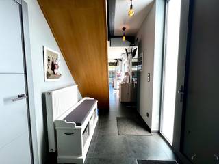 <p><span>Bent u op zoek naar een instapklare, moderne gezinswoning waar ruimte, licht en comfort centraal staan? Dan is deze stijlvolle woning in Hamme beslist een bezoek waard.</span></p><p><span>Bij het betreden van de woning komt u terecht in een ruime inkomhal die toegang biedt tot een lichtrijke leefruimte met grote raampartijen. Dankzij de open indeling vloeien de woonkamer en de volledig uitgeruste keuken naadloos in elkaar over. De grote schuiframen zorgen voor een aangename verbinding met het terras en de tuin, waardoor binnen- en buitenleven perfect samengaan.</span></p><p><span>De woning beschikt over </span><span>drie slaapkamers</span><span>, en een bureau op het gelijkvloers. Dit biedt extra flexibiliteit voor wie gelijkvloers wil wonen, een bureau of hobbyruimte wenst. </span></p><p><span>De moderne badkamer is uitgerust met zowel een ligbad als een douche en biedt alle comfort voor het hele gezin. Daarnaast is er een apart toilet en voldoende praktische berg- en opbergruimte.</span></p><p><span>Buiten geniet u van een onderhoudsvriendelijke tuin met kunstgras en twee gezellige terrassen, ideaal om in alle rust te ontspannen of vrienden en familie te ontvangen.</span></p><p><span>Extra troeven:</span></p><ul><li><span>Moderne architectuur en kwalitatieve afwerking</span></li><li><span>Drie slaapkamers + apart bureau</span></li><li><span>Open leefruimte met veel lichtinval</span></li><li><span>Volledig uitgeruste keuken</span></li><li><span>Badkamer met bad én douche</span></li><li><span>Onderhoudsvriendelijke tuin met twee terrassen</span></li><li><span>Rustige ligging met vlotte bereikbaarheid</span></li><li><span>Dicht bij winkels, scholen en openbaar vervoer</span></li></ul><p><span>Deze eigentijdse woning combineert een moderne uitstraling met een praktische indeling en een uitstekende ligging. Een ideale thuis voor gezinnen of koppels die op zoek zijn naar comfort, ruimte en kwaliteit.</span></p><p><span>Interesse? Contacteer ons vandaag nog voor meer informatie of plan een bezoek in: 052/50.50.00</span></p>