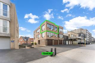 Bemeubelde studio te koop in Wenduine, op wandelafstand van de zeedijk<br /><br />Deze lichtrijke studio bevindt zich in residentie Vindo, een kleinschalig gebouw met slechts twee verdiepingen. De ligging is uitstekend: op wandelafstand van het charmante centrum van Wenduine en slechts een paar stappen verwijderd van de zeedijk en het strand.<br /><br />De indeling van de studio is als volgt:<br /><br />- Inkomhal<br /><br />- Badkamer met lavabo, toilet, douche en een recente boiler<br /><br />- Keuken die op te frissen is naar eigen smaak en stijl<br /><br />- Gezellige leefruimte voorzien van grote ramen, veel lichtinval en praktische inbouwkasten die zorgen voor extra bergruimte en een nieuwe slaapzetel<br /><br />De studio bevindt zich op de tweede verdieping, bereikbaar via de trap (er is geen lift aanwezig).<br /><br />Extra troef: dankzij de compacte oppervlakte en de aanwezigheid van meubels is de studio meteen bruikbaar als tweede verblijf aan zee of als investering. Bovendien kan, mits de installatie van een warmtepomp, het EPC-label verbeterd worden naar C, wat een meerwaarde biedt op vlak van energiezuinigheid. Deze aanpassingen dient niet direct te gebeuren. Hiervoor heeft u nog 5 jaar de tijd. <br /><br />Bent u op zoek naar een tweede verblijf of een goede investering? Contacteer dan zeker Victor via victor@immofrancois.be of via het nummer +32 470 64 60 28 of Julien via julien@immofrancois.be of via het nummer +32 471 74 25 41<br /><br />