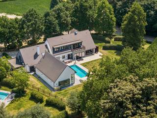 Deze exclusieve villa met tijdloze afwerking is discreet gelegen in het afgesloten en residentiële domein ‘Vlieringenpark’, een oase van rust...