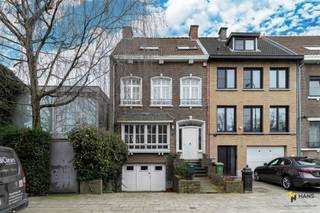 <p><span>Polygoonstraat 29 - Berchem</span></p><p><span> </span></p><p><span>Spacious house (222m²) with 4 bedrooms, 2 bathrooms and south-east facing garden (50m²) in Berchem.</span></p><p><span> </span></p><p><span>In Polygoonstraat you live in peace, with the Brilschanspark literally at the end of the street — ideal for relaxing in the green. Thanks to the proximity of Antwerp-Berchem Station, this is an excellent base for commuters. Also by car you enjoy easy access to the highway.</span></p><p><span>The property offers a nice living area of 222 m² and with its 4 bedrooms and 2 bathrooms is particularly suitable for families. The indoor garage and full basement also provide plenty of storage space.</span></p><p><span>On the ground floor you will find the cozy living room (52 m²), followed by the separate kitchen (7 m²) with basic equipment. From the veranda (7 m²) you have a view of the southeast-oriented garden (50 m²), where you can enjoy the morning and afternoon sun.</span></p><p><span>The second floor has two full bedrooms of 15 m² each and a bathroom (7 m²) with double sink, bathtub/shower and bidet. On the upper floor there are two more bedrooms of 15 m² and a second bathroom (3 m²), equipped with sink, toilet and shower cabin.</span></p><p><span>Are you looking for a spacious family home with four bedrooms, garden and garage in a green and strategic location? Do not miss this opportunity! Habitable surface 222 m² ref: gross floor pop. EPC certificate For more info or a free estimate visit www.hansimmo.be</span></p><p><span> </span></p>