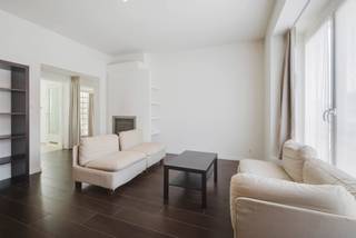 Dit lichtrijke appartement met één slaapkamer ligt op de hoek van de Ottergemsesteenweg en de Stropstraat in Gent. Deze ligging staat garant voor een vlotte mobiliteit: station Gent-Sint-Pieters en het historische stadscentrum liggen op fietsafstand, en de belangrijkste invalswegen bevinden zich in de nabijheid. Buurtwinkels en restaurants vindt u op wandelafstand. Het appartement bevindt zich op de bovenste verdieping van een kleinschalige residentie, wat zorgt voor rust en privacy.<br /><br />Indeling:<br />Inkomhal<br />Lichtrijke leefruimte met gashaard<br />Geïnstalleerde keuken met toegang tot een aangenaam terras<br />Slaapkamer<br />Badkamer met inloopdouche<br /><br />In de kelder is er nog een privatieve berging.<br /><br />Dit appartement in Gent is ideaal voor starters, alleenstaanden of koppels, en ook interessant als investering.<br /><br />Interesse in dit appartement met terras in Gent? Neem vandaag nog contact op voor meer informatie of een bezoek.
