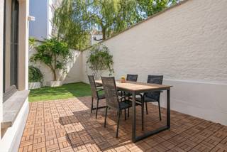 Dit aangename gelijkvloerse appartement met privatieve tuin combineert een praktische indeling met een warme afwerking. Gelegen in een rustig...