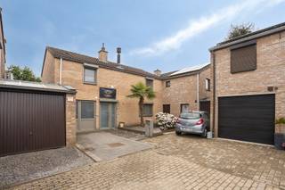 <p><strong>À VENDRE : Spacieuse maison familiale de 4 chambres à Houthalen !</strong></p><p>Cette maison bien entretenue, située dans un lotissement fermé, offre tout le confort nécessaire à une famille. Elle comprend 4 chambres, un salon convivial avec poêle à bois et une cuisine semi-ouverte équipée d'appareils électroménagers encastrés.</p><p>La salle de bains est équipée d’une baignoire et de toilettes. Il y a également des toilettes séparées pour les invités. Le garage sert actuellement d’espace de rangement pratique.</p><p>Depuis la cuisine, vous accédez à la terrasse dotée d’un auvent et à l’agréable jardin, où vous pourrez profiter d’un moment de tranquillité. La maison est également équipée de moustiquaires.</p><p><strong>Situation :</strong></p><p>La maison est située dans un quartier résidentiel calme et adapté aux enfants à Houthalen. Les écoles, les commerces, les transports en commun et autres commodités quotidiennes se trouvent à proximité. Grâce à la liaison directe avec l’E314, Genk, Hasselt et les communes environnantes sont facilement accessibles. De plus, plusieurs sentiers de randonnée et pistes cyclables, des réserves naturelles et des possibilités de loisirs se trouvent à proximité.</p><p><strong>Agencement :</strong></p><p>Rez-de-chaussée : hall d'entrée, pièce à vivre, cuisine semi-ouverte, toilettes séparées.</p><p>Étage : 4 chambres, salle de bains avec baignoire et toilettes.</p><p>Extérieur : garage servant de débarras, terrasse avec auvent, jardin entièrement clôturé.</p><p><strong>Atouts :</strong></p><p>- 4 chambres à part entière !</p><p>- Bon indice de performance énergétique (PEP) ! (Label B !)</p><p>- Espace de vie convivial avec poêle à bois !</p><p>- Terrasse avec auvent !</p><p>- Moustiquaires installées !</p><p>- Jardin entièrement clôturé pour plus de calme et d'intimité !</p><p>Certificat de performance énergétique (<strong>EPC) B, numéro de certificat</strong><strong>20260710-0003914238-RES-1<br />Note G :</strong><strong>A<br />Note P :</strong><strong>A<br />Informations urbanistiques : zone résidentielle – permis de construire – pas de droit de préemption </strong><strong><br />Source : surface habitable EPC</strong></p>