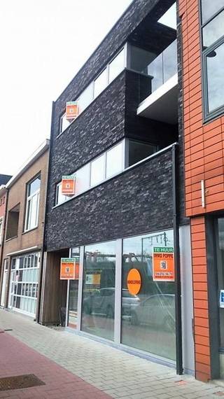 Ruim nieuwbouwappartement gelegen op het eerste verdiep van een nieuwbouwproject. <br />Het bevat 2 slaapkamers, ruime woonkamer, keuken, zonneterras, badkamer, toilet en heeft een bewoonbaar oppervlakte van +- 85 m². Er is ook een buitenberging aanwezig <br />Dicht bij tram, bus, snelweg en centrum Gent. <br />1050 € / maand. 50 euro alg kosten per maand<br />Vrij vanaf 01/08/2025 - info via mail : immo@poppe.be<br />eerste bezoekmoment na afspraak op 08/07/2026