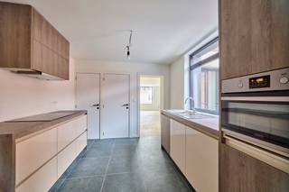 VOLLEDIG GERENOVEERDE WONING MET EEN RUIME BEWOONBARE OPPERVLAKTEDeze volledig gerenoveerde woning is gelegen in Lozen (Bocholt) nabij de grens met...