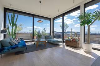 <p><strong>Trendy penthouse met panoramisch uitzicht en prachtig terras</strong><br />Gelegen op de zesde verdieping van een voormalig industrieel gebouw.</p>
<p>Geniet van een adembenemend uitzicht over het Brussels Gewest, gecombineerd met het comfort en de praktische indeling van dit penthouse. Het rustige Bospark fungeert als tuin, en metrohaltes, treinstations en uitvalswegen liggen in de nabijheid.</p>
<p>Deze faciliteiten dragen bij aan het hoge comfort dat deze eigendom kan bieden, ideaal als pied-à-terre of voor gezinnen die op zoek zijn naar ruimte en comfort.</p>
<p>De Gespstraat is een rustige straat, waar dit historische gebouw in 2014 een grondige metamorfose onderging, met respect voor het originele uitzicht en structuur. De penthouse maakt deel uit van een optopping en beschikt over een prachtig terras van circa 74m².</p>
<p>Het appartement zelf omvat drie slaapkamers (16m² - 10.5m² - 9.7m²), waarvan één met een en-suite douchekamer. Daarnaast is er een ruime badkamer met ligbad, inloopdouche, extra toilet en een apart gastentoilet.</p>
<p>De lichte leefruimte heeft een uitzonderlijke plafondhoogte (3.2m) en grote raampartijen, voorzien van zonnescreens. De ruimte van 40.5m² omvat ook de volledig geïnstalleerde maatkeuken van Vossaert. Aangrenzend aan de keuken bevindt zich een praktische technische bergruimte.</p>
<p>Op de kelderverdieping zijn een privatieve berging inbegrepen in de verkoopprijs. De verkopers verkiezen een autostaanplaats in de afgesloten garage mee aan te bieden voor de meerprijs van 25.000 euro.</p>
<p>De goed onderhouden mede-eigendom biedt verder een fietsenstalling, een afvallokaal en een gezellige moestuin.</p>
<p>Bezoeken kunnen eenvoudig worden geregeld na afspraak via telefoon <strong>02 466 05 75 </strong>of e-mail <strong>aurelie.defloo@living-stone.be.</strong></p>
<p>Elektrische installatie conform AREI.<br />EPC C- (145 kWh/m² jaar)</p>
