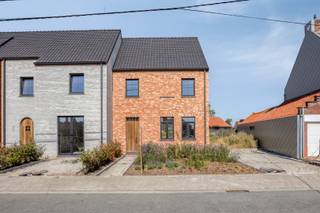 Deze nieuwbouwwoning in pastoriestijl heeft een residentiële ligging op een perceeloppervlakte van 899 m² te Bovekerke. <br /><br />Tijdens de ontwerpfase werd veel aandacht geschonken aan enerzijds de energiezuinigheid en anderzijds het wooncomfort van de bewoners:<br /><br />Deze woning bestaat uit: Op het gelijkvloers bevinden zich de mooie inkomhal met gastentoilet en de grote leefruimte met open keuken gekoppeld aan een erg ruime keukenberging. Op de eerste verdieping beschikt de woning over 3 zeer ruime slaapkamers, een badkamer (inloopdouche, dubbele lavabo en mogelijkheid tot het plaatsen van een ligbad) en afzonderlijk toilet op de hall. Deze woning biedt de mogelijkheid om een vaste trap te plaatsen naar de tweede verdieping, waar u tevens een extra slaapkamer of hobbykamer kan inrichten. Een carport zal vergund worden en kan op vraag gerealiseerd worden bij deze woning.<br /><br />Troeven van deze woning;<br />- veel lichtinval;<br />- smart air systeem, zowel verwarming als koeling (airco);<br />- warmtepomp met zonnepanelen; <br />- energiezuinigheid <br />- rustige ligging<br />- 6% BTW mogelijk<br />- Uitweg langs de achterzijde <br /><br />EPC: woning in aanbouw. Prijs 408 200 € (exclusief registratierechten op de bouwgrond, exclusief BTW op de constructie, exclusief aansluitingskosten. Exclusief kosten landmeter, architect, .... ).<br /><br />Contacteer ons indien u op zoek bent naar een unieke nieuwbouwwoning in landelijke stijl.