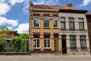 Bent u op zoek naar een stijlvolle burgerwoning met ruimte en comfort? Dan is deze volledig gerenoveerde halfopen bebouwing nabij het commerciële centrum en het treinstation van Eeklo maar toch nabij het groengebied, van alle rust en wooncomfort, zeker een bezoek waard.
Bij het betreden van de woning wordt u verwelkomd in een aangename leefruimte die baadt in het natuurlijke licht en zicht op het terras. De moderne keuken is voorzien van alle hedendaagse comfort, waardoor koken een echt plezier wordt.
Een extra troef is de badkamer op het gelijkvloers, die praktisch is ingericht en het dagelijkse comfort aanzienlijk verhoogt.
De woning beschikt over maar liefst drie ruime slaapkamers, ideaal voor een gezin, thuiswerk of hobbyruimte.
Dankzij de doordachte renovatie geniet u overal van een hedendaagse afwerking en een aangename woonbeleving.
Buiten vindt u een gezellig terras dat uitkijkt op de onderhoudsvriendelijke tuin, de perfecte plek om te ontspannen of gezellig te genieten met familie en vrienden.
Wenst u een bezoek aan deze ruime woning?
Wees er snel bij en plan uw bezoek via het nummer 09 336 16 15 of mail naar info@vastgoedunicum.be, wij helpen u graag verder!