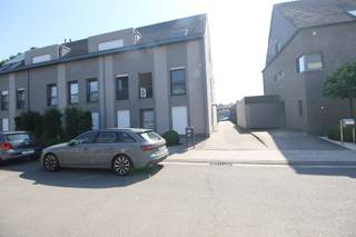 <p><strong><span>EEN APPARTEMENT OP EERSTE VERDIEPING - MET TERRAS, KELDERBERGING EN GARAGE<br /><br /></span></strong><strong><span>INDELING<br /></span></strong><span>Inkomhal, toiletruimte met handwastafeltje, woonkamer, open keuken met aanbouwkeuken met spoeltafel met 2 bakken, keramische kookplaat, afzuigkap, koelkast en elektrische oven, bergplaats-wasplaats met diepvriezer, brander van de centrale verwarming en van de warmwaterbereiding en plaats voor wasmachine en droogkast, 2 slaapkamers, badkamer met douchecel en badkamermeubel met 1wastafel.<br /><br /></span><strong><span>KELDERVERDIEPING<br /></span></strong><span>Kelderberging (linker kelderberging vanuit de straat gezien).<br /><br /></span><strong><span>BUITEN<br /></span></strong><span>Ruim terras (15 m²)<br /></span><span>Garage, zijnde de 2de garage van de rechter rij garages, vanuit de straat gezien.<br /><br /></span><strong><span>Geen gemeenschappelijke huurlasten.<br /></span><span>Overal rolluiken (elektrisch - manueel).</span></strong></p>