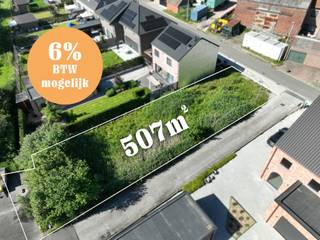 <br />Dit perceel van 507m² vormt de ideale basis voor wie wil bouwen op maat en dat op een rustige locatie met voldoende ruimte en privacy. De afgewerkte woning zal voldoen aan een hoge EPB-score, dit dankzij enerzijds het aanpakken van de bouwschil door in te zetten op 12cm muurisolatie, 22cm dakisolatie en 12cm vloerisolatie en anderzijds door heel wat duurzame technieken zoals zonnepanelen 4400 Wpiek, ventilatie systeem, warmtepomp met overal vloerverwarming en koelfunctie. Gevelsteen is een prachtige zevendonkse rijnvorm van Wienerberger, verwerkt in wildverband.<br /> <br />Extra accenten zoals gietijzeren onderstukken aan de afvoeren, grafiet zwart buitenschrijnwerk, strekken boven de ramen bieden net dit tikkeltje meer. De woning wordt volledig voorzien van vloertegels en de badkamer is full option (bad, inloopdouche, dubbel lavabo). De oriëntatie is subliem en het perceel is super rustig gelegen, toch vlot bereikbaar.<br /><br />6% BTW mogelijk. Sloop en heropbouw is van toepassing. Wij begeleiden je nieuwbouw van idee tot de afwerking. Contacteer ons voor meer informatie.