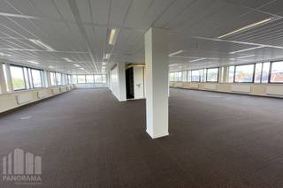 Op een uitstekende en goed bereikbare locatie in Brugge bevindt zich dit imposante kantoorgebouw.<br /><br />Met een totale bruikbare vloeroppervlakte van 2.806 m² over vier royale plateaus, biedt het gebouw een unieke combinatie van oppervlakte, comfort en flexibiliteit. Opsplitsbaar per verdieping vanaf +/- 635 m². <br /><br />De open space kantoorruimte met een oppervlakte van 2.172 m² verdeeld over 3 niveaus is instapklaar en de ruimtes zijn gemakkelijk in te delen zodat u uw kantooromgeving volledig kunt afstemmen op de behoeften van uw noden en uw team. Per verdieping is er een sanitaire ruimte voorzien. <br /><br />Beschikbaar in zowel koop als huur, is dit gebouw een toekomstgerichte oplossing voor bedrijven die willen groeien en zich willen vestigen op een strategische locatie in Brugge.<br /><br />Ondergrondse als bovengrondse parkeermogelijkheden.<br /><br />Contacteer PANORAMA B2B voor bijkomende inlichtingen, plannen of een vrijblijvend plaatsbezoek 0476 215 115.
