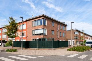 <div><div> <p>Lichtrijk hoekappartement met terras en garagebox.</p><p>Dit hoekappartement is gelegen op de eerste verdieping in de wijk Zwarte Arend. Dankzij de hoekligging geniet de leefruimte van 35 m² van veel lichtinval. De keuken werd volledig vernieuwd en is voorzien van alle nodige toestellen. De ruime hoofdslaapkamer van 16 m² geeft rechtstreeks toegang tot het terras van 6 m², waar je kan genieten van een mooi uitzicht. Daarnaast zijn er nog twee slaapkamers van 7 m² en 6 m². De badkamer beschikt over een ligbad en enkele wastafel. Verder is er een afzonderlijk toilet. Het appartement beschikt over vernieuwde PVC-ramen, een condensatieketel op gas en een goedgekeurde elektrische installatie. De 8 zonnepanelen in combinatie met een thuisbatterij zorgen bovendien voor een lagere energiefactuur. Als extra bergruimte zijn er twee privatieve kelderbergingen. De garagebox dient verplicht mee aangekocht te worden voor € 30.000. Voor de garage is een oprit voorzien, zodat er ook een wagen voor de garage kan worden geplaatst. De garage beschikt over een automatische poort. </p></div> </div>