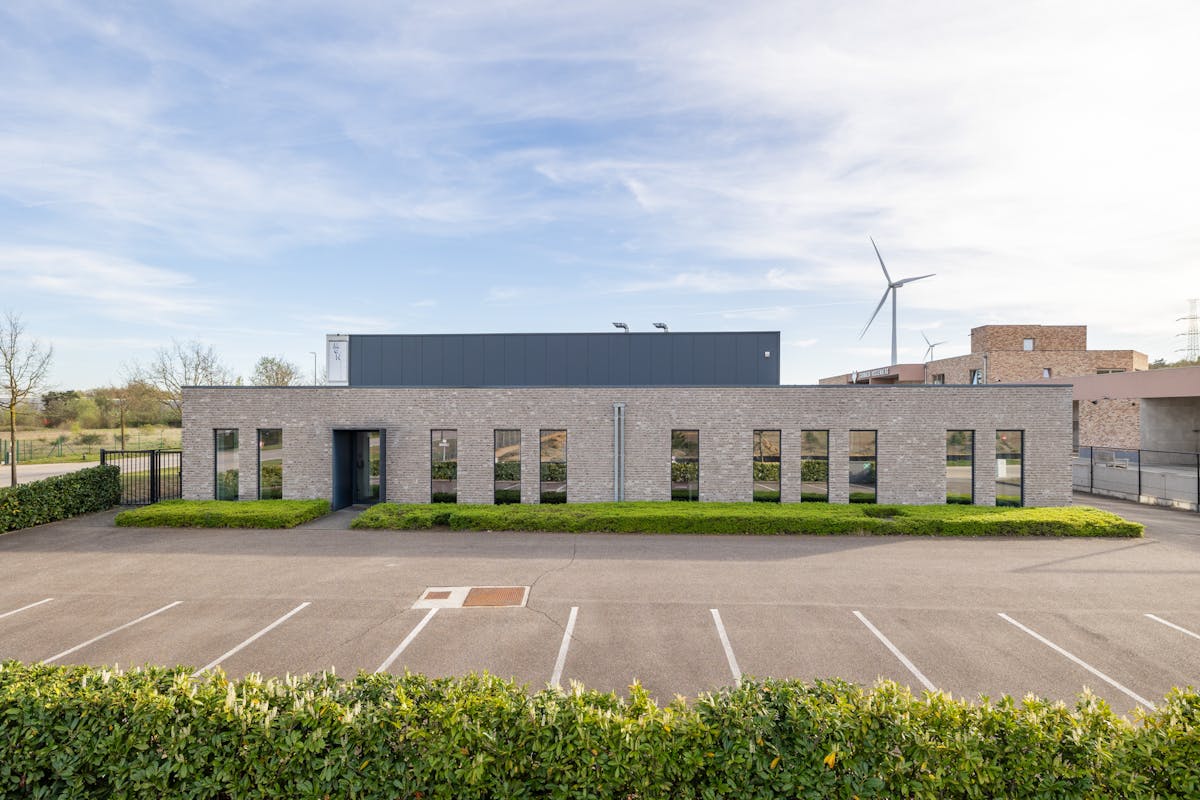 Bâtiment commercial moderne datant de 2016 de 680 m² avec entrepôt, bureaux et parking spacieux dans un emplacement privilégié à Dilsen-Stokkem. - photo 2