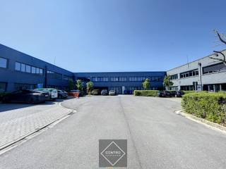 <u><strong>Benaderende OPPERVLAKTEN:</strong></u><br /><strong>Bewoonbare oppervlakten (glv. + 1°V)</strong>
<ul>
	<li>Logistiek magazijn (± 2.685m²) voorzien van 2 laadkaden en 2 sectionaalpoorten</li>
	<li>2 afzonderlijk verhuurde KANTOORRUIMTEN (234m² en 320m²)</li>
</ul>
Voorzien van afzonderlijke inkomdeur en private parkeergelegenheid (525m²) op het terrein.<br /><br /><strong>Totale grondoppervlakte: </strong>3.600m²<br /><br /><u><strong>AFWERKING: </strong></u><br /><em><strong>Magazijn</strong></em>: Solide betonnen constructie met mooie overspanning, voorzien van een betonnen dak met roofing, vrije hoogte: 6m, tl-verlichting.<br /><em><strong>Kantoorruimten:</strong></em><br /><u>Gelijkvloers</u>: Afzonderlijke inkom met trap<br /><u>Eerste verdieping</u>: bevloering in keramische tegels, voorzien van vloerdozen (elektriciteit en databekabeling), verlaagd plafond met ingewerkte LED-verlichting, dubbele (isolerende) beglazing met aluminium schrijnwerk, wanden bepleisterd en geschilderd.<br /><br /><u><strong>OPBRENGST:</strong></u><br />Totale jaaropbrengst: € 144.000,- (excl. kosten ten laste van de huurder, waaronder gemene delen en onroerende voorheffing).<br /><br /><u><strong>NUTSVOORZIENINGEN</strong></u>:<br />Elektriciteit (drijfkracht), stadswater, telefonie/internet, netwerkbekabeling, AIRCO (kantoren).<br />Alle entiteiten zijn voorzien van afzonderlijke tellers voor stadswater en elektriciteit!<br /><br /><u><strong>LIGGING:</strong></u><br />- Op industriezone "Herdersbrug"<br />- Vlotte bereikbaarheid via Expresweg Brugge, E40/E403 en A11.<br /><br /><u>* Bijzonderheden:</u><br />- Onze referentie op <strong>www.centro.be</strong>: <strong>Q0761 - T</strong>