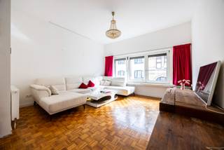 Bent u op zoek naar een compleet gerenoveerde woning met 3 slaapkamers en buitenruimte? Dan is deze zeer ruime woning vlakbij Park Spoor Noord misschien wel wat u zoekt! <br /><br />Indeling: <br />U betreedt de woning via de inkomhal, waar u in de gang de aansluiting voor de wasmachine en droogkast kan terugvinden. <br />Op de eerste verdieping vindt u de volledig geïnstalleerde keuken, de lichte woonkamer, de gezellige buitenruimte met pizza oven en het aparte toilet. <br />Op de tweede verdieping bevinden zich 1 slaapkamer, een badkamer en een polyvalente ruimte, alsook een tweede buitenruimte. <br />Op de derde verdieping vindt u nog twee ruime slaapkamers. <br /><br />Pluspunten: <br />- Toplocatie nabij Park Spoor Noord <br />- Compleet gerenoveerde woning met twee gezellige buitenruimtes <br />- Eventueel staanplaats bij te huren aan €125/maand<br />- Beschikbaarheid: 1/11/2026<br /><br />Voor meer informatie kan u steeds contact opnemen met One vastgoed!