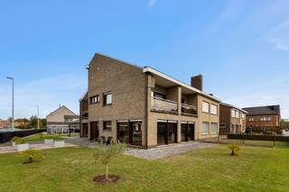 Ruim hoekperceel van 834 m² – zuidwest georiënteerd230 m² bewoonbare oppervlakteVernieuwde keuken & gezellige leefruimte met haardMaster bedroom met...