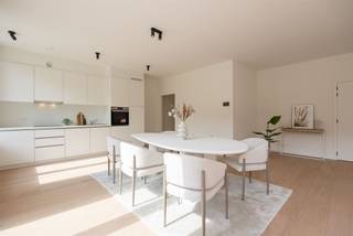 <p><span> </span></p><p><span>Cet appartement flambant neuf situé au rez-de-chaussée a tout ce que vous recherchez, mais que vous ne trouvez que rarement en ville. Pensez-y : une surface habitable de pas moins de 150 m², trois chambres, de hauts plafonds, beaucoup de lumière, un jardin spacieux et un emplacement parfait à quelques pas du Rivierenhof. Autre atout : la possibilité d'acheter à un prix inférieur à 6 % de la TVA (sous réserve de conditions)</span></p><p><span> </span></p><p><span>Dans cet appartement de construction récente, tout est d'une grande qualité de finition, jusque dans les moindres recoins. On le remarque immédiatement en entrant dans le hall d'entrée – en passant devant le grand jardin d'entrée. Même les toilettes et le débarras des invités ont du style avec leur carrelage en terrazzo et leur robinet de lavabo chromé. Le parquet se poursuit dans tout l'appartement.</span></p><p><span> </span></p><p><span>La cuisine ouverte est équipée d'appareils Whirlpool (une garantie de qualité supérieure), d'une plaque de cuisson à induction et d'un plan de travail élégant. Vous trouverez ensuite le salon : une pièce impressionnante et lumineuse avec de grandes fenêtres, de hauts plafonds, des touches modernes (comme les spots noirs) et un parquet confortable. La grande fenêtre coulissante donne sur le jardin, de sorte que l'intérieur et l'extérieur se fondent harmonieusement lorsque le temps le permet.</span></p><p><span> </span></p><p><span>Le jardin arrière de 162 m² est recouvert de tuiles grises. Pratique, il ne nécessite que peu d'entretien. Il y a également un espace vert, délimité par un mur à hauteur d'assise. Devant l'appartement, vous disposez également d'un jardin de devant de </span></p><p><span>62 m². De l'espace à profusion pour manger, jouer ou jardiner à l'extérieur.</span></p><p><span> </span></p><p><span>Trois chambres et une salle de bains luxueuse</span></p><p><span> </span></p><p><span>Le hall de nuit donne accès aux trois chambres à coucher. Celles-ci sont toutes dotées du même parquet, de fenêtres ALU avec vitrage à haut rendement et d'une ventilation intégrée. </span></p><p><span> </span></p><p><span>La salle de bains est luxueusement équipée d'une douche à l'italienne avec robinet de pluie et carreaux de céramique, d'un double lavabo, d'un grand miroir et de carreaux de terrazzo à l'aspect pierre. En outre, l'appartement dispose d'un débarras séparé et d'un deuxième WC.</span></p><p><span> </span></p><p><span>Moderne et économe en énergie</span></p><p><span> </span></p><p><span>Cet appartement nouvellement construit est déjà entièrement terminé et donc disponible immédiatement ! Il répond à toutes les normes contemporaines. Avec, entre autres, 7 panneaux solaires (3080 Wp) sur le toit et du verre à haut rendement partout, vous vivrez ici de manière économe en énergie et orientée vers l'avenir.</span></p><p><span> </span></p><p><span> </span></p><p><span>Le Rivierenhof au coin de la rue</span></p><p><span> </span></p><p><span>Vous vivez ici de manière idéale, proche de tout et pourtant merveilleusement calme et vert. Le magnifique Rivierenhof, le plus grand parc de la ville, n'est qu'à quelques minutes de marche. Dans un rayon de moins de 500 mètres se trouvent pas moins de quatre supermarchés. De nombreux commerces de proximité se trouvent également à proximité. En vélo, en bus ou en tramway, vous pouvez rejoindre rapidement la ville, et en voiture, l'autoroute en un rien de temps. La rénovation de Wouter Haecklaan vous place dans un cadre verdoyant. </span></p><p><span> </span></p><p><span>Une place de parking souterrain peut être achetée pour €28.200</span></p><p><span> </span></p>