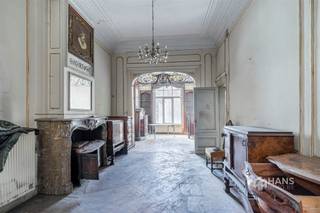 <p><span>Een pand als dit kom je niet elke dag tegen. Achter de imposante gevel van dit statige herenhuis schuilt een woning boordevol karakter, authentieke details en vooral: mogelijkheden. Verdeeld over maar liefst 3 volwaardige verdiepingen en 3 tussenverdiepingen biedt het pand een bewoonbare oppervlakte van circa 392 m² en een uitzonderlijke basis voor wie een uniek renovatieproject zoekt.</span></p><p><span>Het herenhuis bevindt zich op de Plantin en Moretuslei, op een centrale locatie nabij het stadscentrum. Het Stadspark bevindt zich vlakbij en ook winkels, scholen, horeca en openbaar vervoer zijn vlot bereikbaar. Dankzij de nabijheid van de Ring en belangrijke verbindingswegen geniet je bovendien van een uitstekende bereikbaarheid met de wagen.</span></p><p><span>De woning is volledig te renoveren, maar heeft haar oorspronkelijke grandeur allerminst verloren. Hoge plafonds, indrukwekkend sier- en lijstwerk, authentieke schouwen, houten vloeren, hoge binnendeuren en royale raampartijen vormen doorheen het pand een prachtige herinnering aan het oorspronkelijke karakter. Elementen die na een doordachte renovatie opnieuw volledig tot hun recht kunnen komen.</span></p><p><span>Ook aan ruimte is er geen gebrek. De woning strekt zich uit over 3 verdiepingen en 3 tussenverdiepingen, waardoor de mogelijkheden bijzonder uitgebreid zijn. De royale kamers, hoge plafonds en vele afzonderlijke ruimtes bieden alle vrijheid om het pand opnieuw in te delen en af te werken volgens eigen smaak en noden.</span></p><p><span>Een karakterpand met een verleden én bijzonder veel toekomst. Ben jij klaar om de oorspronkelijke grandeur van dit herenhuis opnieuw tot leven te brengen? Dan is dit een renovatieproject dat je gezien moet hebben.</span></p><p><span>Bewoonbare opp. 392 m² – ref.: bruto vloeropp. Voor meer info of een gratis schatting surf naar www.hansimmo.be</span></p><p><span> </span></p>