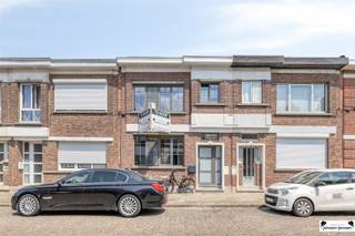 <p><span>Renovated single family home with 3 bedrooms. </span></p><p><span> </span></p><p><span>Step inside this charming home located in a quiet street in one of the most desirable neighborhoods of Wilrijk. Here you live in a prime location where living comfort, accessibility and quality of life go hand in hand. The neighborhood offers a perfect mix of city life and tranquility: within walking distance of stores, schools, parks and public transportation, and with easy access to Antwerp center and major roads.</span></p><p><span>The neighborhood exudes a warm atmosphere, with child-friendly squares, pleasant bike paths and the beautiful Nachtegalenpark around the corner. </span></p><p><span> </span></p><p><span>Layout</span></p><p><span> </span></p><p><span>Ground floor</span></p><p><span> </span></p><p><span>- A spacious entrance hall, with guest toilet and access to the basement and 1st floor.</span></p><p><span>- A spacious living room with lots of light connected to the open kitchen. </span></p><p>-<span>The kitchen has been completely renovated and fitted with a dishwasher, fridge, freezer, etc</span></p>